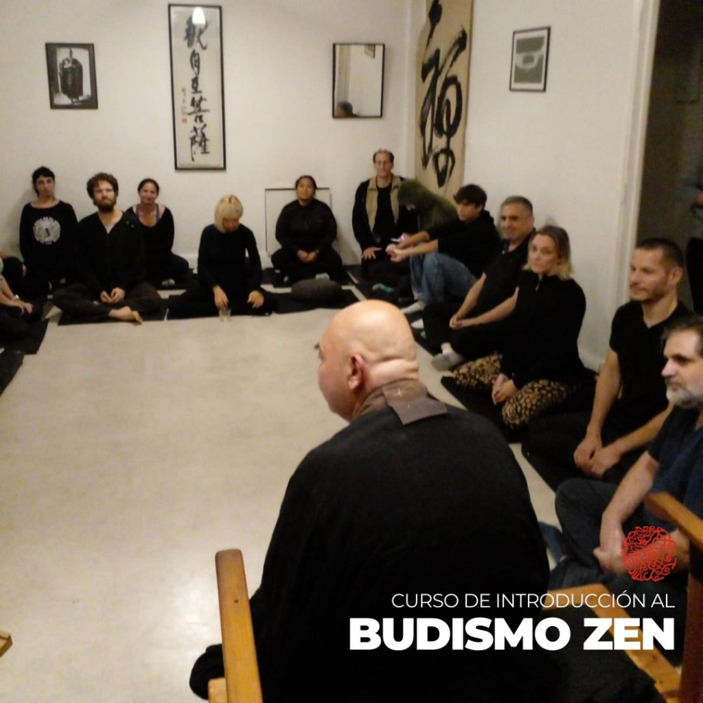 Curso de introducción al budismo zen: el maestro de espaldas frente a los asistentes sentados en ronda en el dojo