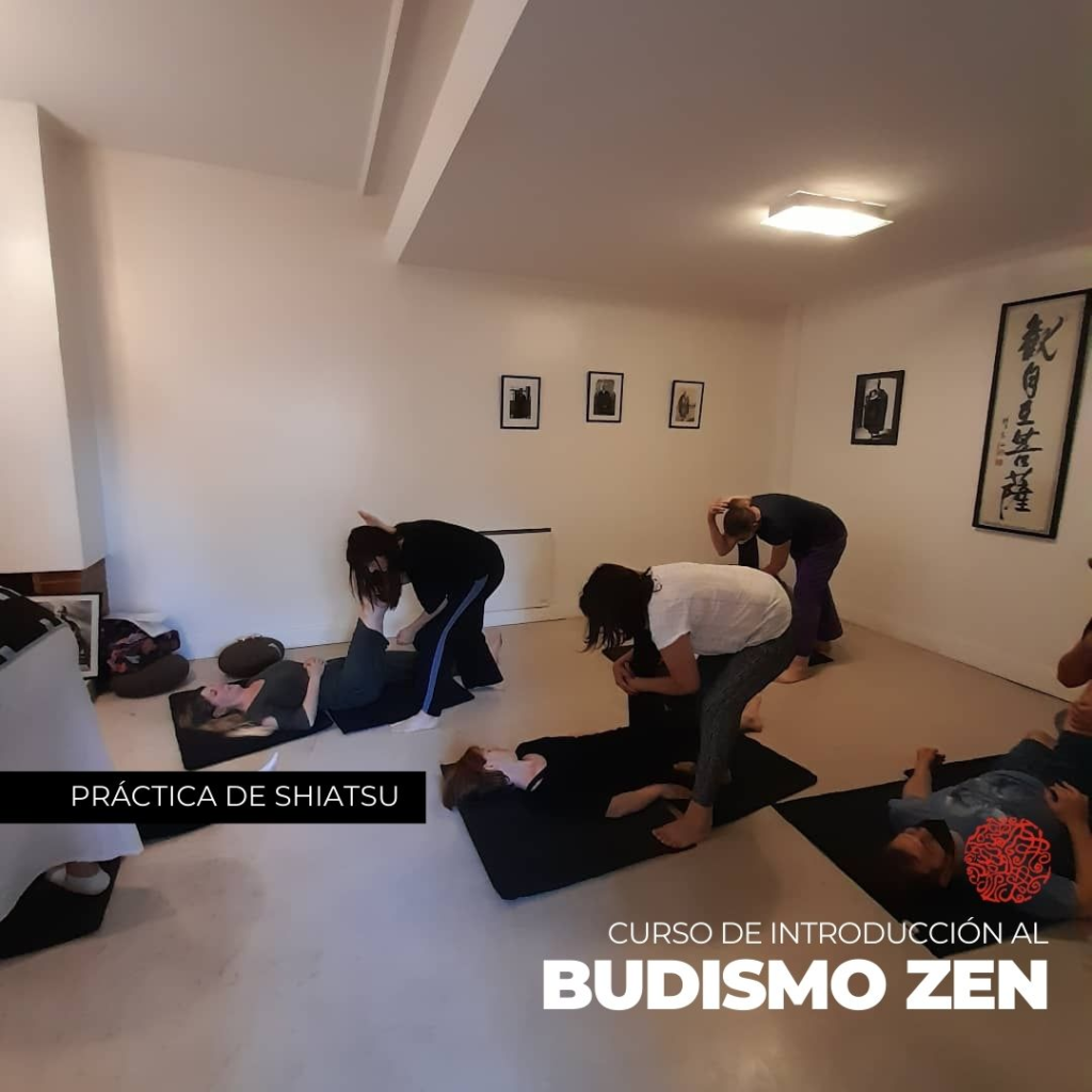 Práctica de shiatsu durante el curso de introducción al budismo zen