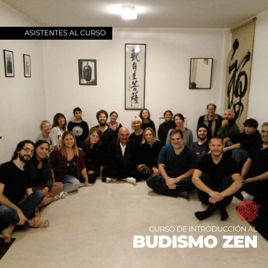 Asistentes al curso de introducción al budismo zen junto al maestro Taigen en el dojo