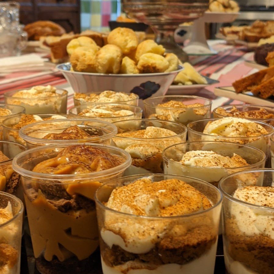 Distintos postres sobre una mesa