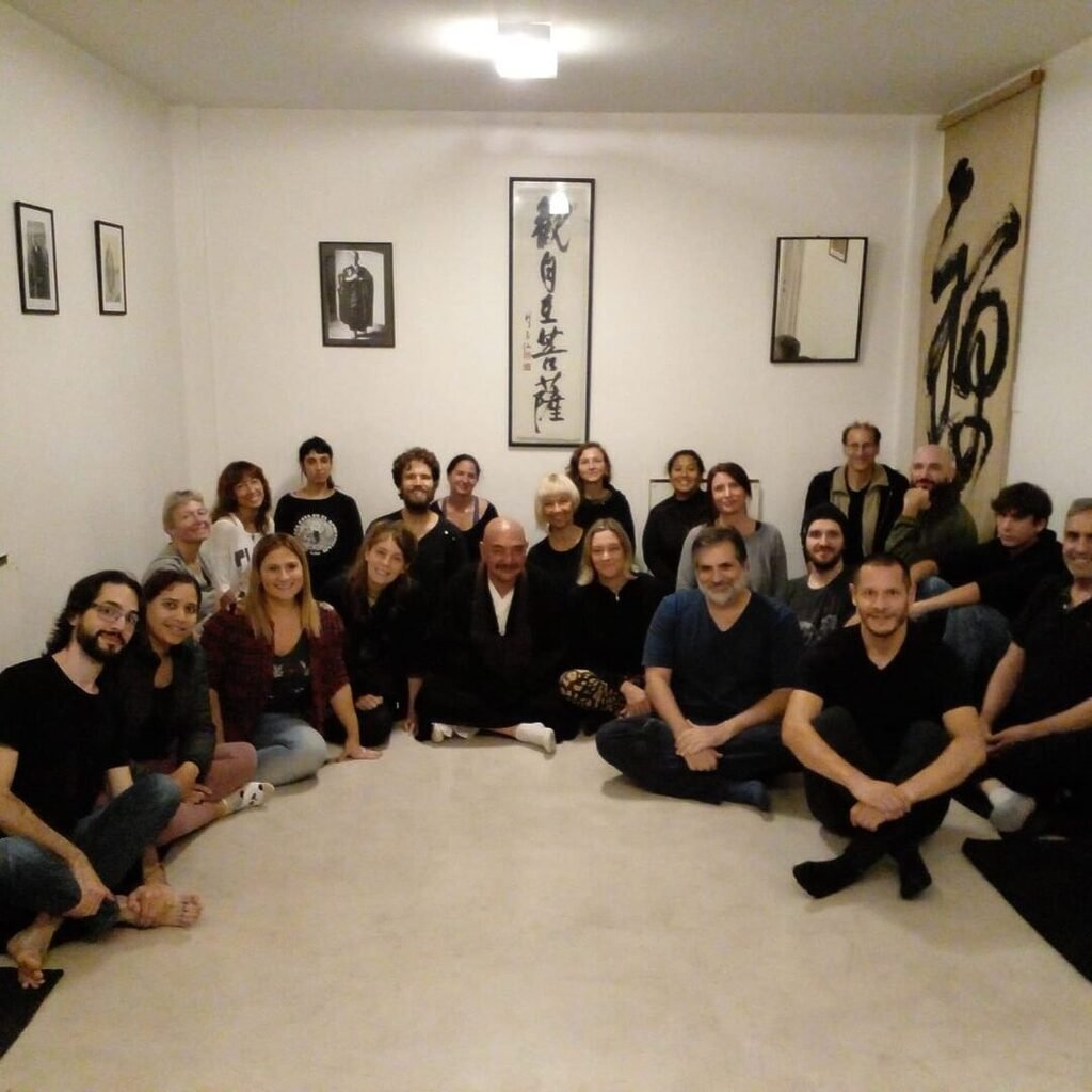 Personas sentadas en el suelo