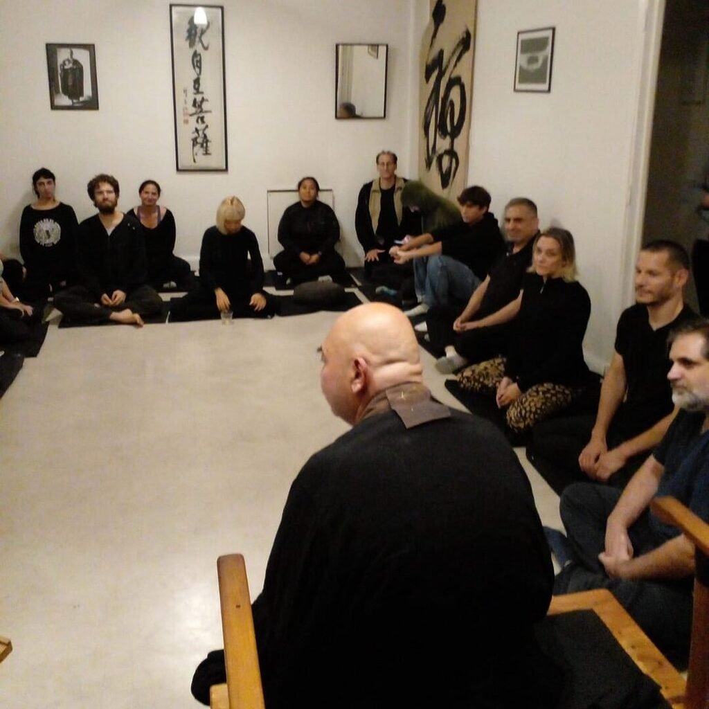 Maestro zen hablando al público